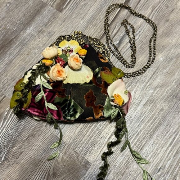 Beautiful Mary Frances Vintage Style Small Floral Purse with Shoulder Chain - Picture 1 of 7